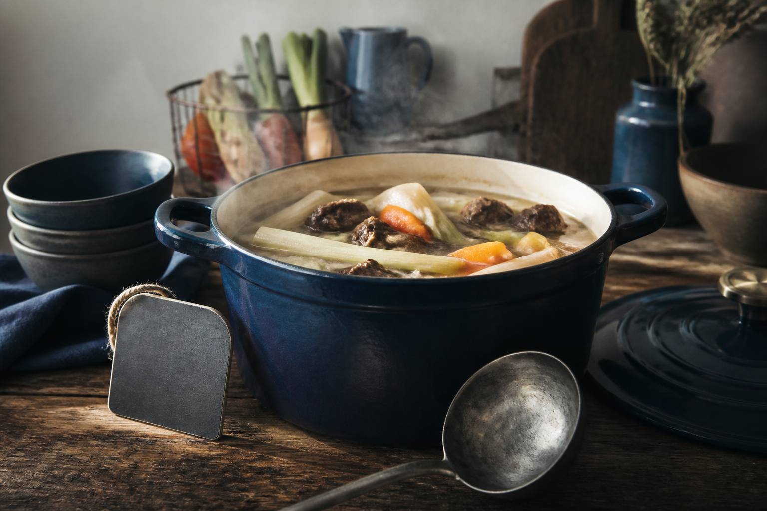 Marmite de pot-au-feu avec légumes et viande, cuisson mijotée sur une cuisinière