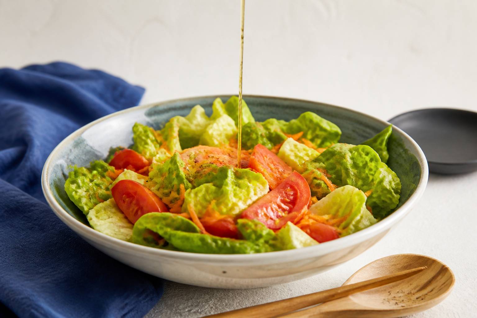 Saladier de sucrine avec carottes râpées et tomates assaisonnées